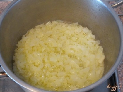 В кастрюле растопить сливочное масло и обжарить до мягкости лук и чеснок.