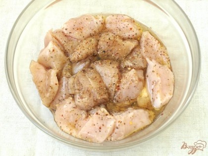 Промыть и обсушить куриное филе,нарезать его крупно.Выложить в глубокую посуду,добавить приправу для курицы ,молотый перец,бальзамик,соевый соус и растительное масло.Хорошо перемешать.