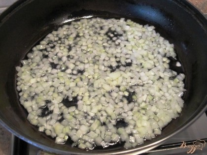 На сковороде на среднем огне разогреть 2 ст.л. растительного масла. Положить лук и жарить, помешивая, 3-4 минуты.