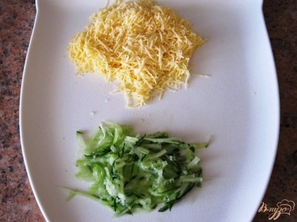 Сыр натереть на мелкой терке. Огурцы нарезать соломкой или натереть на крупной терке.