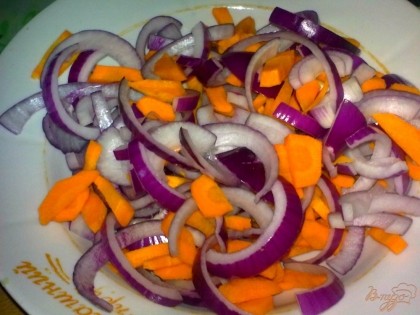 Лук фиолетовый очистить, помыть и нарезать полукольцами.Морковь очистить, помыть и нарезать соломкой.Смешать лук и морковь.