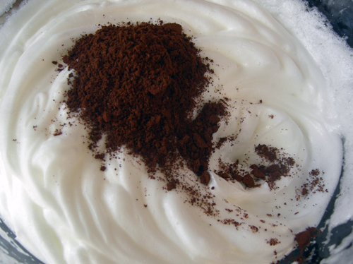 Очень аккуратно добавляем в белки кофе, масляную массу и муку. 