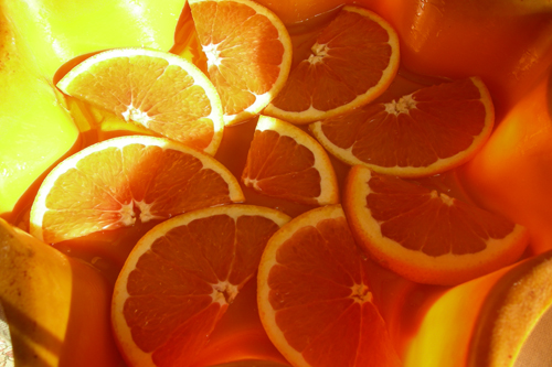 Форму для выпечки смазываем маслом, поливаем медом и раскладываем на дно апельсины в один слой.