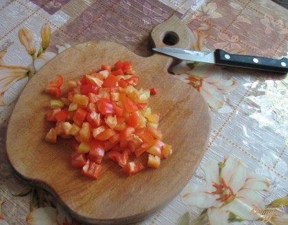 Так же квадратиками нарезаем болгарский перец
