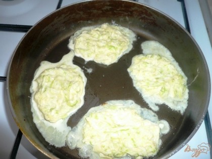 Выкладываю тесто на разогретую сковороду с растительным маслом, формируя небольшие оладушки.