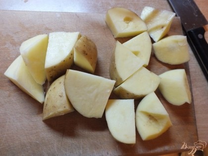 Нарезаем картошку крупными ломтиками (мелкую картошку на 4 части, крупную на 6-8 кусочков).
