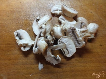 Грибы хорошо моем и нарезаем тонкими пластинками. Если грибы крупные то еще и чистим их внутри и снимаем шкурку.