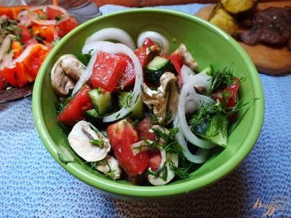Готово! Подаем салат свежим, желательно сразу и долго его не хранить. Кушайте на здоровье!=)