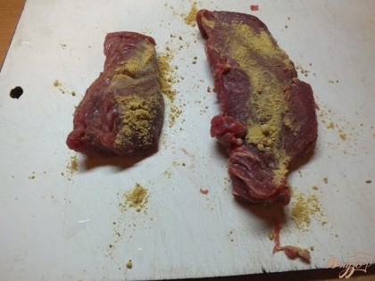 Говядину (биточную часть) разделываем и обильно натираем с двух сторон горчицей. Такое мясо не требует, чтобы его отбивали.