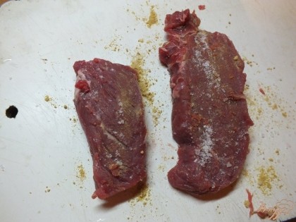 Натираем говядину так же с двух сторон солью и перцем.