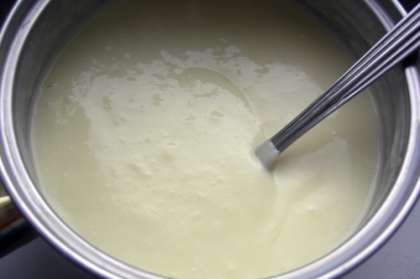 500 мл молока нагреваем с 50 г сахара. Как только молоко начнет закипать — выливаем его в желтки и энергично мешаем.