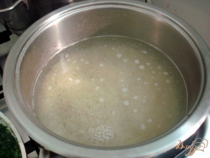 В кипящую посоленную воду вводим промытый рис.
