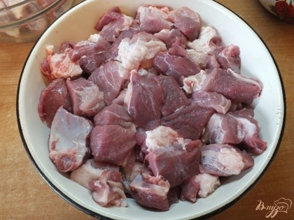Мясо нарезаем кусочками около 5 -7 см, не крупно.