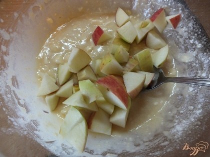 Нарезаем дольками яблоки и подмешиваем в тесто.