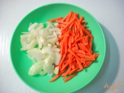 Лук и морковь чистим, нарезаем и отправляем пассероваться.