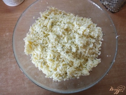 Сначала на крупной терке натираем сыр сулугуни и добавляем мелко порубленный укроп. Я сразу покупаю сулугуни с укропом вместе.