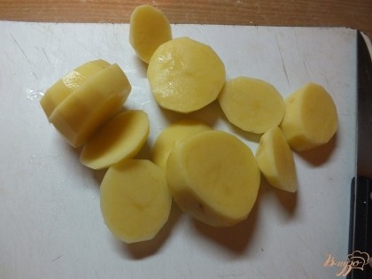 Нарезаем кружочками в 1 см очищенный и вымытый картофель.