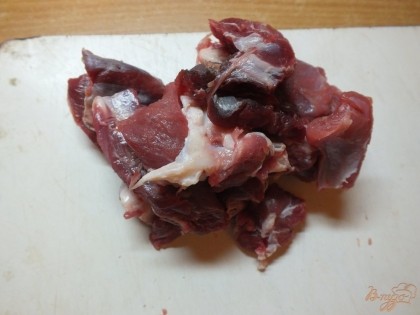 Мясо моем и срезаем шкурку с жилками. Можно дальше порезать его соломкой или пластинками не толсто.