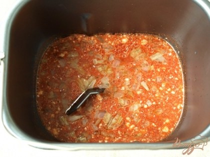 Обжарить в масле на сковороде лук нарезанный кубиками и добавить его вместе с маслом в ведро хлебопечки обязательно остудив.