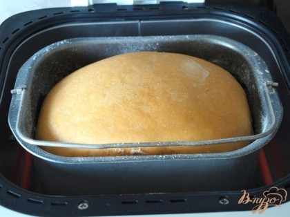Готовый хлеб оставить в ведре на 5 минут, затем перевернуть ведро на решётку и остудить на ней хлеб.