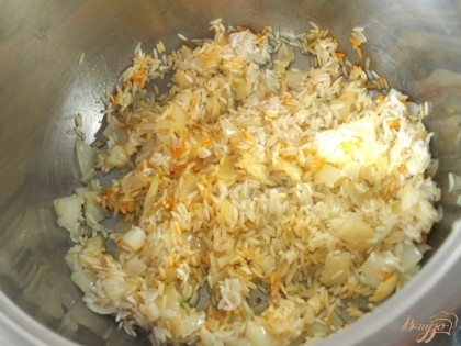 Чечевицу хорошо промыть,залить 0.5 литра воды и поставить на огонь.Варить 25-30 минут до готовности.За 5 минут до готовности посолить.В кастрюлю налить немного масла.Нарезать лук кубиками и опустить в кастрюлю,немного потомить ,но не зажаривать.Промыть рис и добавить к луку,добавить куркуму.
