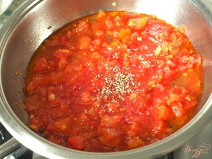 В сковороде разогреть оставшееся масло.Нарезать мелко чеснок чечевицу и томаты кубиками.Сначала обжарить немного чеснок и добавить томаты.Посыпать тимьяном.Довести до кипения.