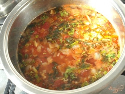Готовую заправку для супа добавить в кастрюлю.Посолить по вкусу и добавить немного перца.Нарезать мелко петрушку и добавить в суп.