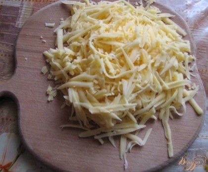 Натираем на крупной терке твердый сыр, например Буковинский, Чаплинский, Радомер или Российский.