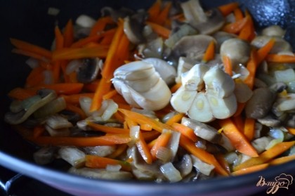В глубокой сковороде или казанке на растительном масле обжарить морковь и лук в течении 10 мин. затем добавить грибы и головку чеснока. Подержать на огне еще 5 мин. и всыпать специи по вкусу.