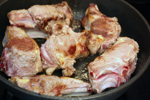 На сильном огне в сковороде с растительным маслом обжариваем мясо до образования корочки. При этом внутри мясо останется сырым.