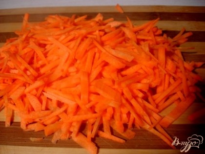 Итак, приступаем к его приготовлению. Моем, чистим и нарезаем соломкой морковь. Её можно конечно натереть на тёрке, но мы хотим, чтобы овощи в соусе ощущались.