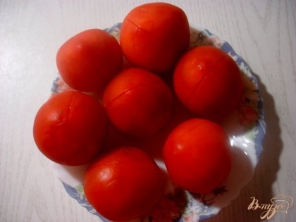 Для соуса нам понадобятся спелые, чуть мягковатые помидоры. На каждом помидоре делаем острым ножом разрез вокруг помидора.