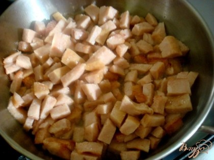 Колбасу режем кубиками (у меня копчёная куриная) и слегка обжариваем на растительном масле.