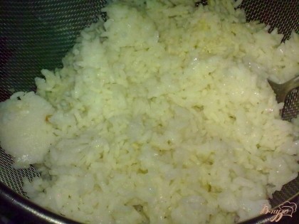 Рис перебрать, промыть и отварить до полуготовности. Дать остыть.