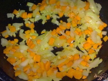 Лук очистить, вымыть и нарезать мелкими кубиками.Морковь очистить, вымыть и нарезать кубиками.Обжарить лук и морковь.