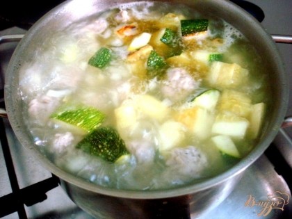 Картофель отправляем в суп, а через 10 минут, отправляем к картофелю цуккини.