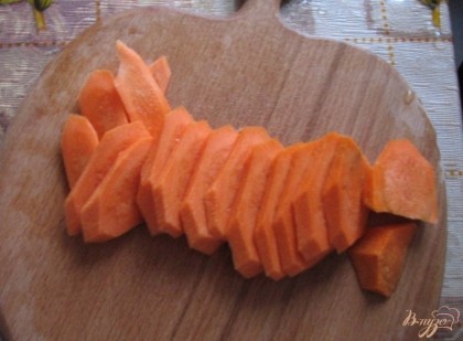 Нарезаем морковь красивыми кусочками