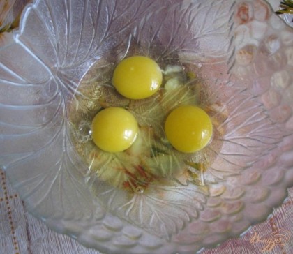 В глубокую миску разбиваем три домашних яйца.