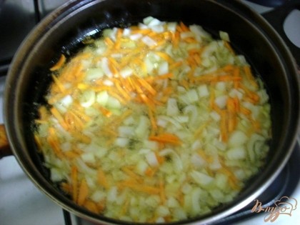 На хорошо разогретой сковороде, на растительном масле жарим морковь и лук.