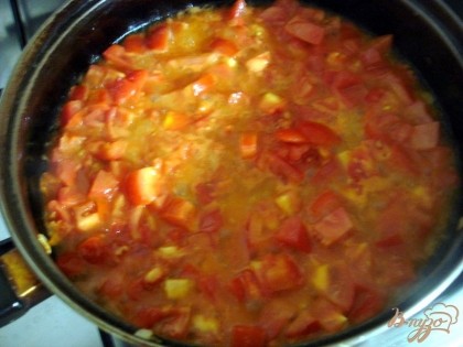 В последнюю очередь в сковороду отправляем помидоры и жарим вместе до размягчения помидоров.Старайтесь овощи не передержать на огне, чтобы не образовалась овощная каша.