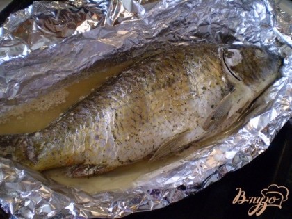 Готовую рыбу открыть. Зарумянить верх по желанию. Я люблю красивую рыбку, поэтому открыла фольгу и еще 15 минут под грилем запекла.