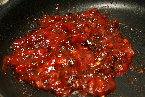 Добавляем кетчуп и варим пару минут. Затем добавляем немного воды, чтобы соус получился пожиже. Солим и перчим по вкусу. 