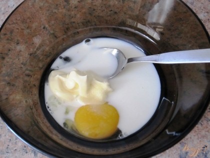 Приготовить кляр. В миске смешать молоко, яйцо, майонез, сахар и соль.
