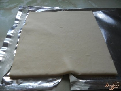 На три порции беру половину упаковки готового замороженного слоеного теста (бездрожжевого) - 250 г. Размораживаю тесто в соответствии с указаниями на упаковке.