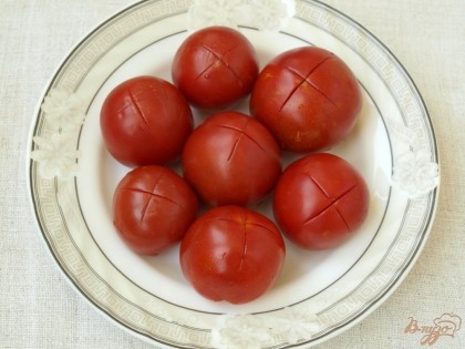 На сухих чистых помидорах сделать сверху крестообразные надрезы.