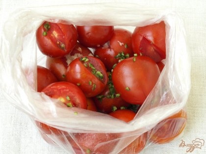 Сложить помидоры в пакет, измельчить горький перец и чеснок.
