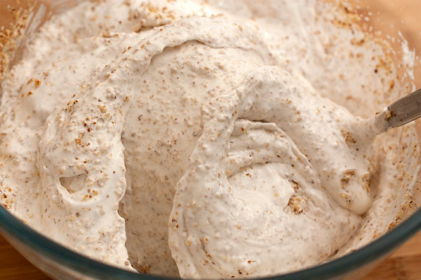 Когда орехи равномерно распределятся во взбитых белках, тесто готово.