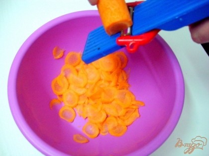 Все овощи желательно нарезать очень тонко, на специальной тёрке, или шинковке. Нарезаем морковь.