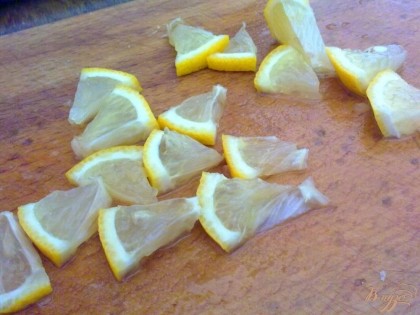 Лимон вымыть и нарезать ломтиками.