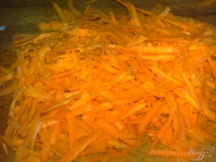 Морковь очистить, вымыть и натереть на крупной терке.